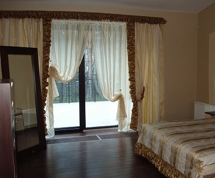 Раздвижной карниз для штор из алюминиевого профиля изготовлен в Ателье карнизов на ул. Радищева. Он состоит из двух типов профелей для среднего веса штор и смонтирован к стене на кронштейны. Шторы и покрывало выполнено из итальянской ткани и составляет единый гарнитур Штора и покрывало для спальни в Курсе на кранизе изготовленного "дугой".