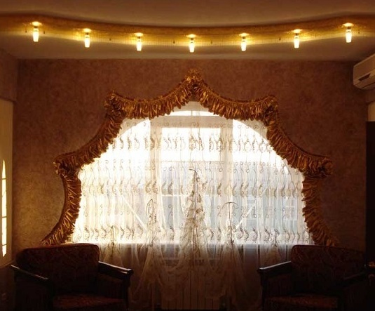 Ламбрекен выполнен из золотой парчи, вместо крючков пришита "ответная" лента. Крепление всей шторы заняло всего 7 минут. Пошив и крепление комбинированной шторы "Солнце" в Курске.шторы Пошив шторы из парчи "Солнце"