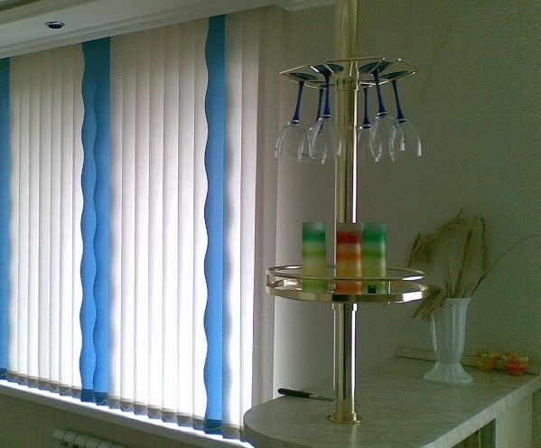 Изготовление на заказ и монтаж комбинированных тканевых вертикальных жалюзи в Курске Вертикальные жалюзи на Кухне (Курск)