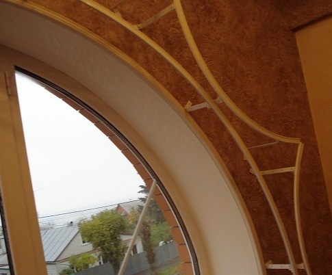 Карниз для шторы из алюминиевого профиля. Карниз фигурный для ламбрекета из парчи из алюминиевого профиля с "липучкой". Курск - карниз для штор в кабинет